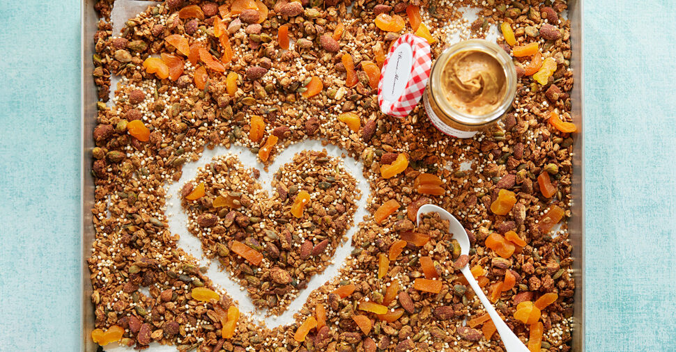 Pinda granola met pistache, quinoa en abrikozen